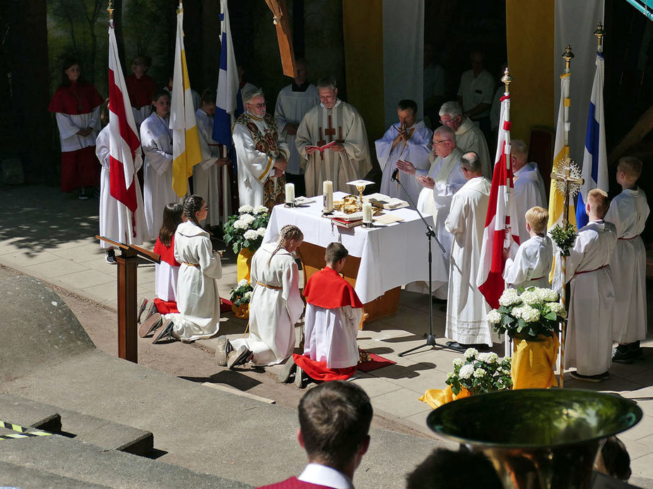 Festgottesdienst zum 1.000 Todestag des Heiligen Heimerads auf dem Hasunger Berg (Foto: Karl-Franz Thiede)